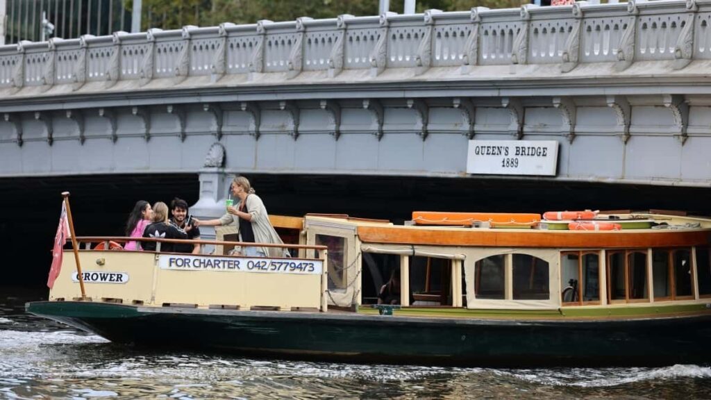 Roposo uzrindn Kipr brendlrin duzgun skild nec yaxnlasmaq, mkdaslq tkliflri hazrlamaq v mhsullarla outfit paylasmaq bard praktik, lokal mslhtlr.